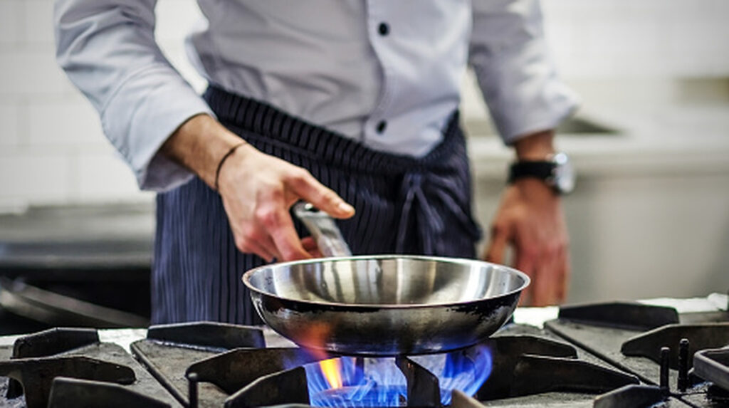 Cuisinez avec de l'acier inoxydable comme un pro grâce à cette astuce de test simple
