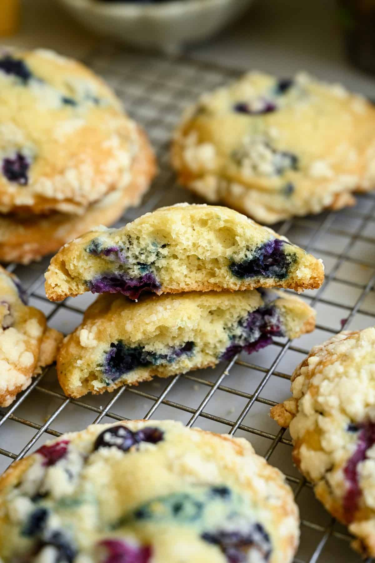 Vue de face du dessus du muffin cassé en deux.