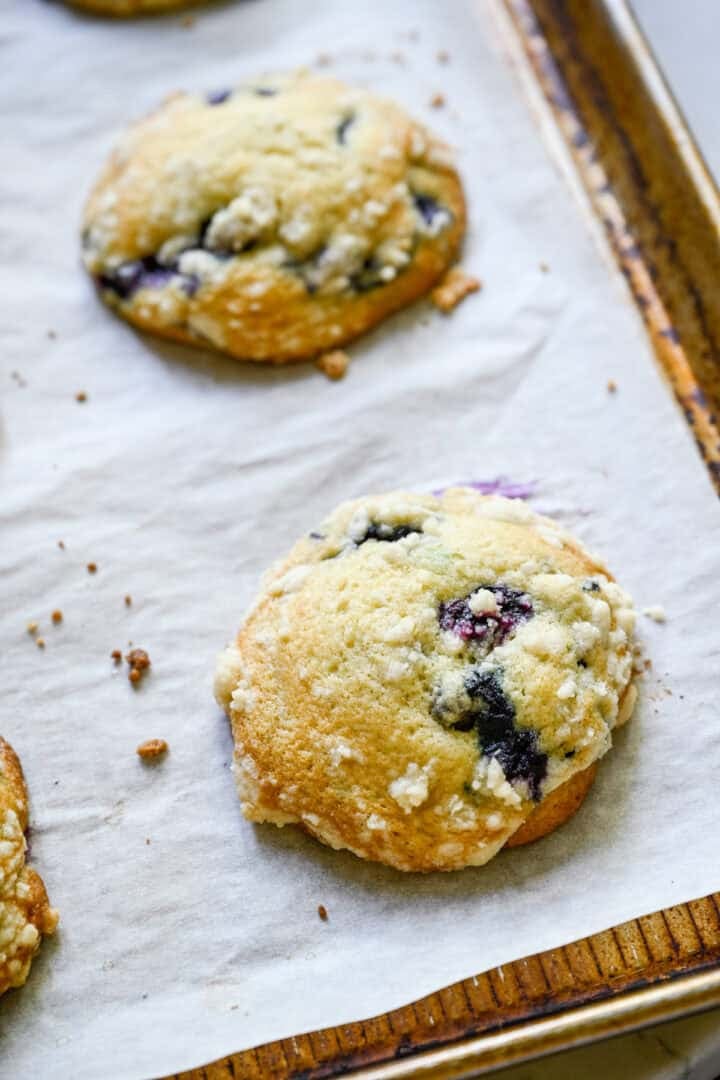 Vue aérienne d'un muffin sur une plaque recouverte de papier sulfurisé.
