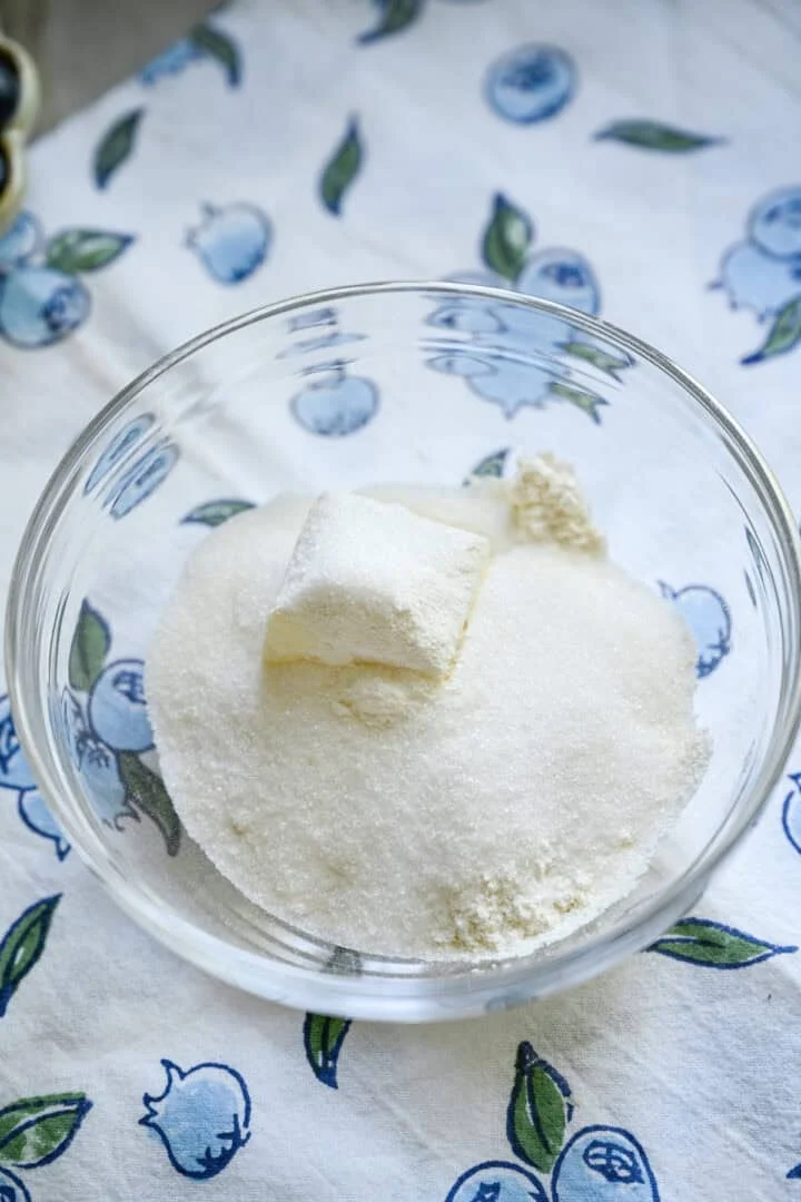Vue aérienne des ingrédients du streusel dans un petit bol en verre.