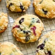Vue aérienne du dessus du muffin sur une grille de refroidissement.