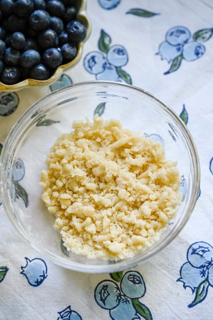 Garniture Streusel dans un petit bol.
