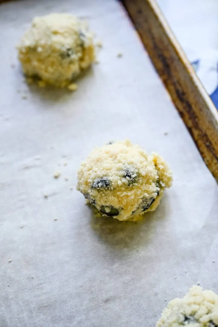 Vue aérienne de la boule de pâte avant la cuisson.