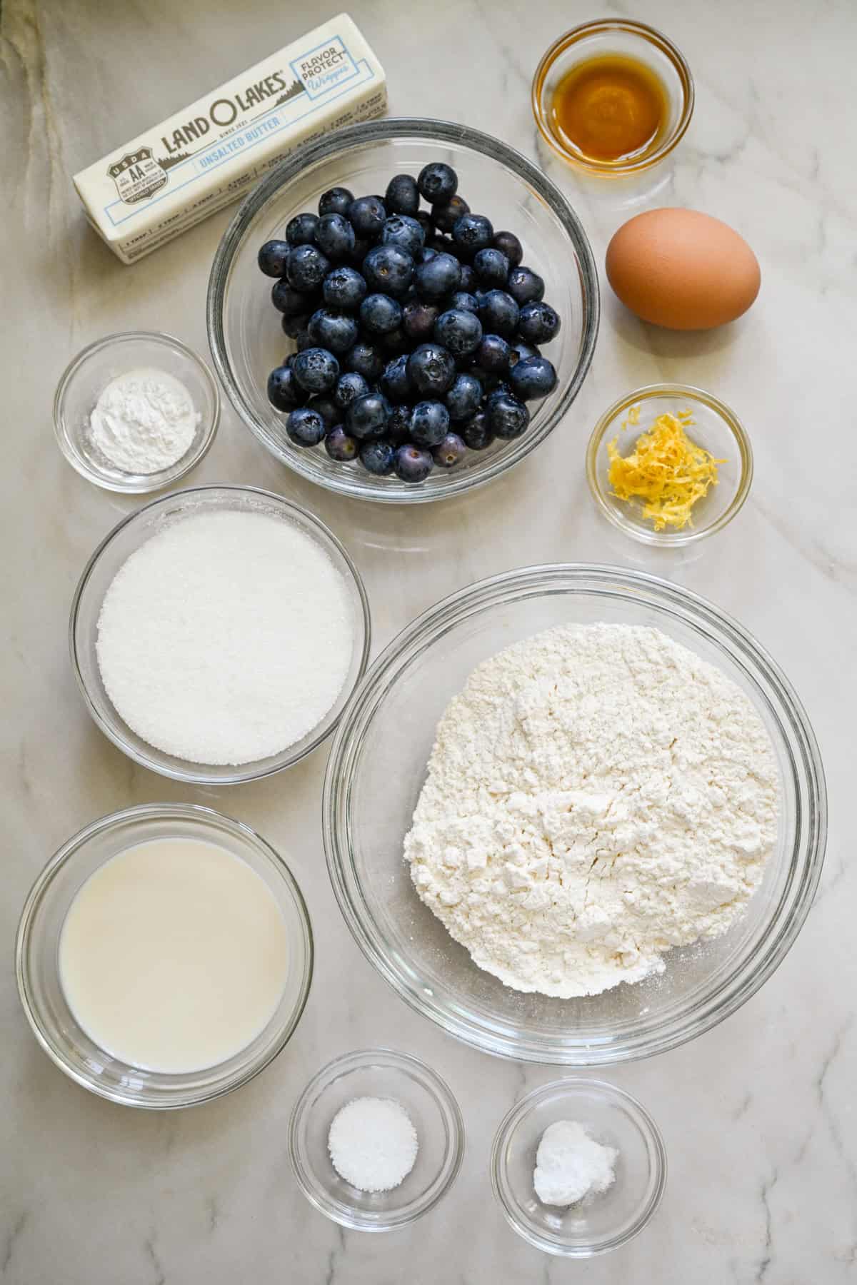 Vue aérienne des ingrédients du dessus des muffins.
