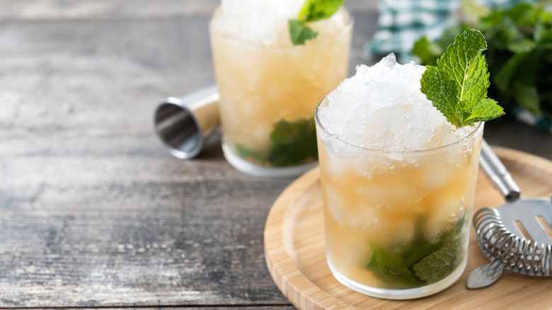 Deux boissons Julep à la menthe avec de la glace pilée.