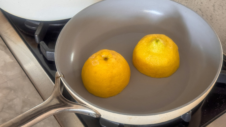 citrons dans une poêle