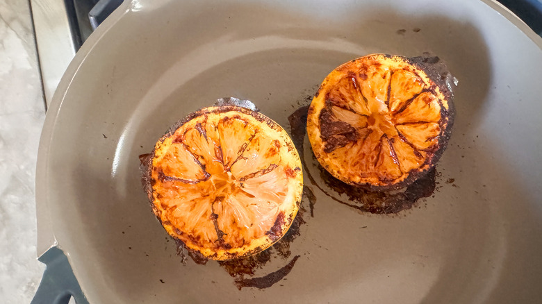 citrons carbonisés dans une poêle