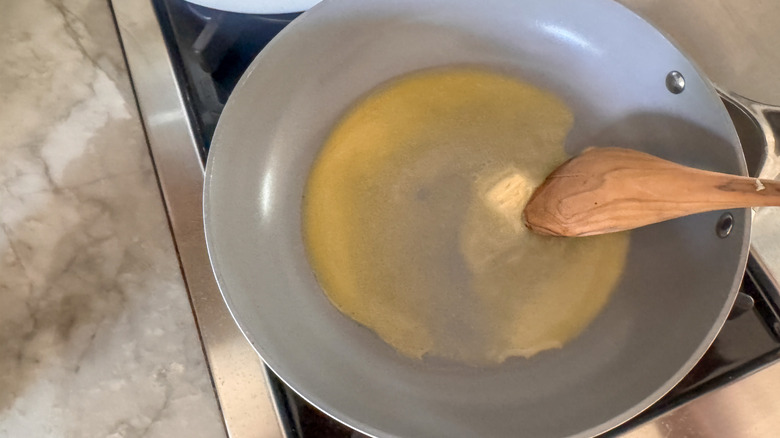 beurre fondu dans une poêle