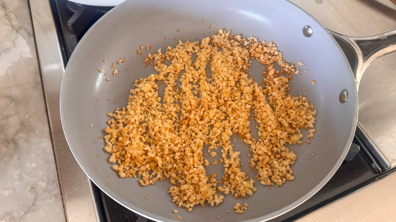 panko grillé dans une poêle