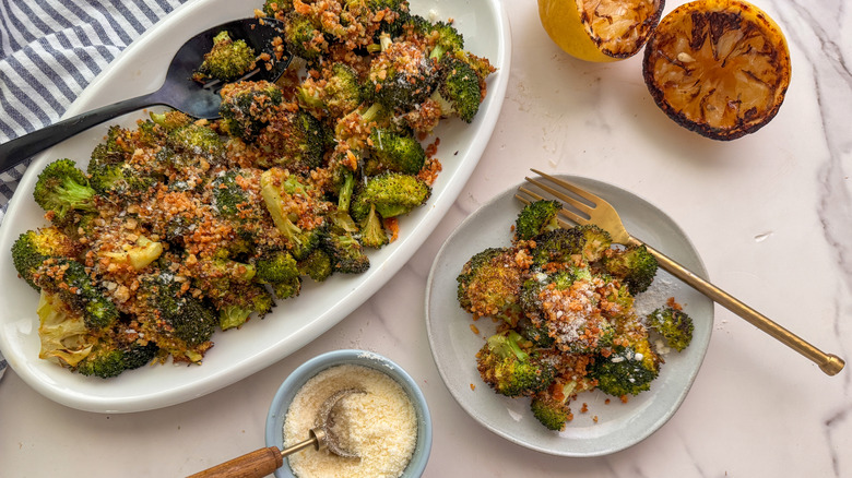 Brocoli garni de chapelure sur un plateau de service et une assiette