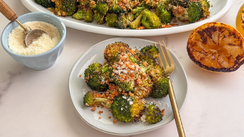 assiette de brocoli garni de chapelure