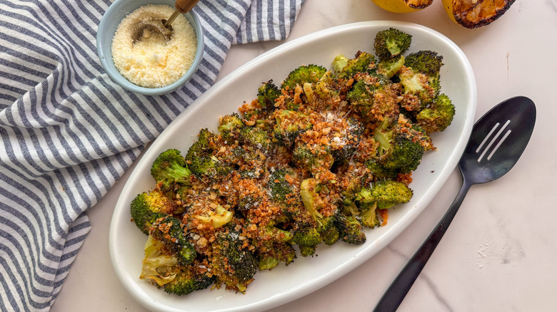 assiette ovale avec brocoli garni de chapelure