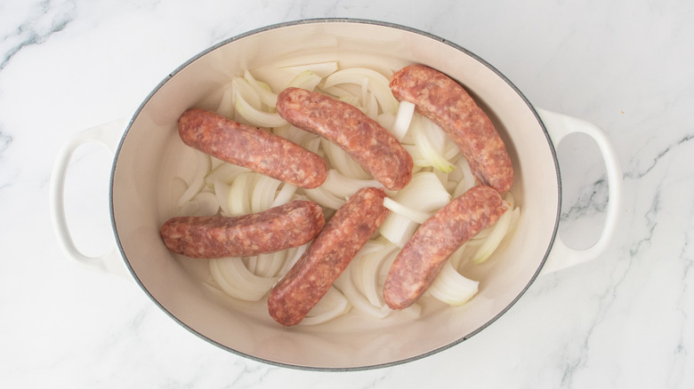 Des morveux crus et des oignons dans une grande cocotte.