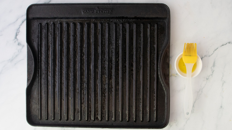 Poêle à griller badigeonnée d'huile d'olive