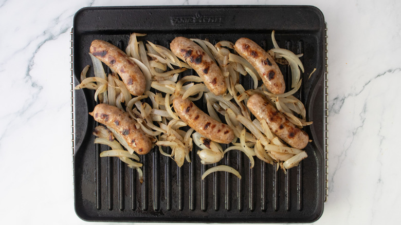 Morveux grillés et oignons sur une grande poêle à griller