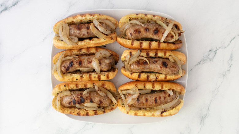 Petits pains grillés remplis de morveux et d'oignons