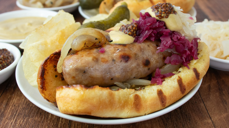 Plan latéral de gosses de bière habillés et de gosses de bière nature sur bois avec condiments