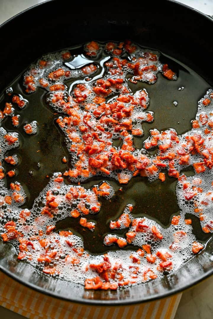 bacon sauté dans une poêle.