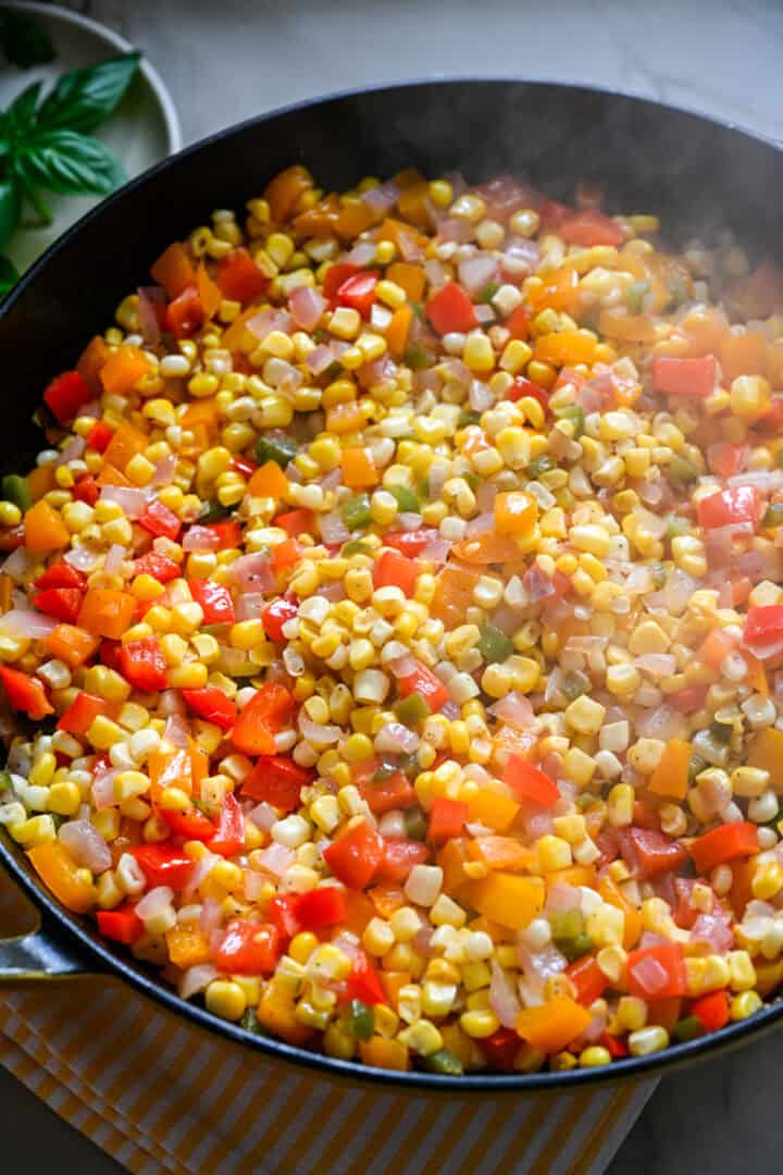 confettis de maïs dans une poêle avant de rajouter le bacon et les herbes.