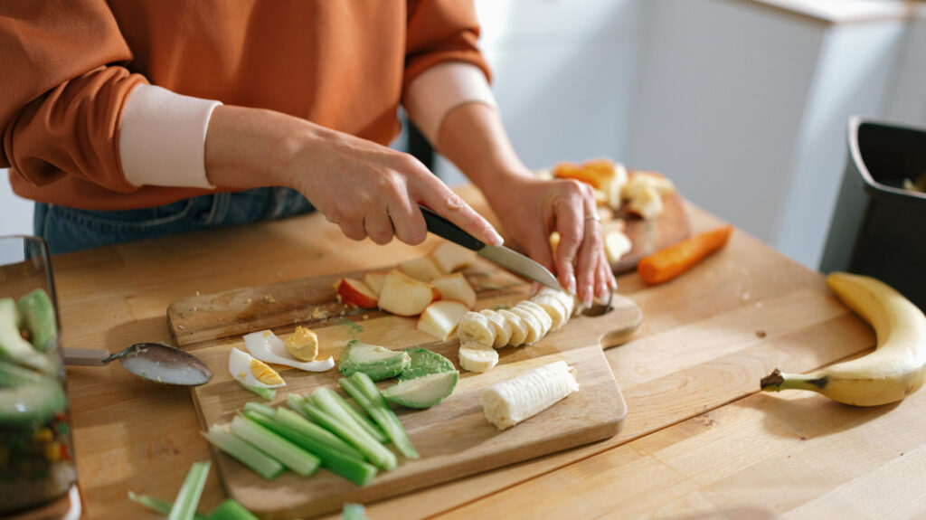 Votre couteau de cuisine et votre planche à découper pourraient faire détériorer vos aliments plus rapidement. Voici comment