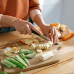 Votre couteau de cuisine et votre planche à découper pourraient faire détériorer vos aliments plus rapidement. Voici comment