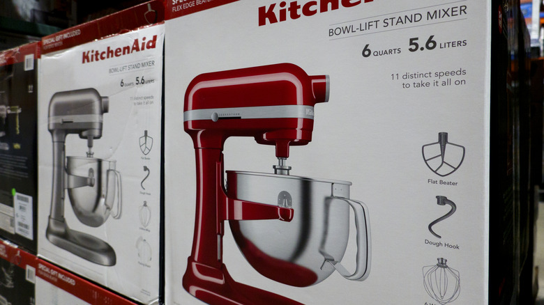 Boîtes de batteur sur socle KitchenAid dans un magasin d'électroménager.