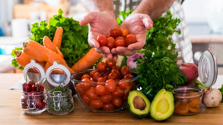 Fruits et légumes frais colorés exposés ou coupés et préparés, symbole d'une alimentation saine, d'une alimentation biologique, d'une alimentation naturelle
