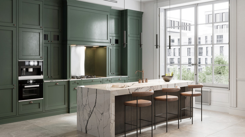 Cuisine moderne avec armoires vert foncé du sol au plafond