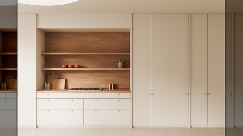 Cuisine moderne et minimaliste avec armoires de couleur crème du sol au plafond