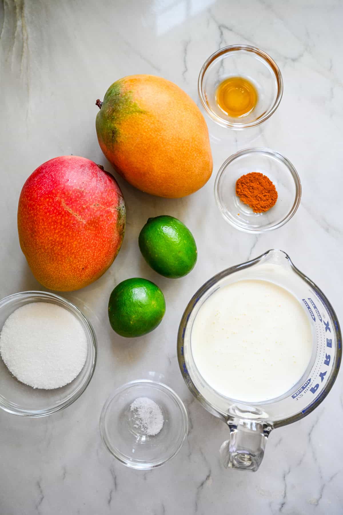 Vue aérienne des ingrédients du posset de mangue.