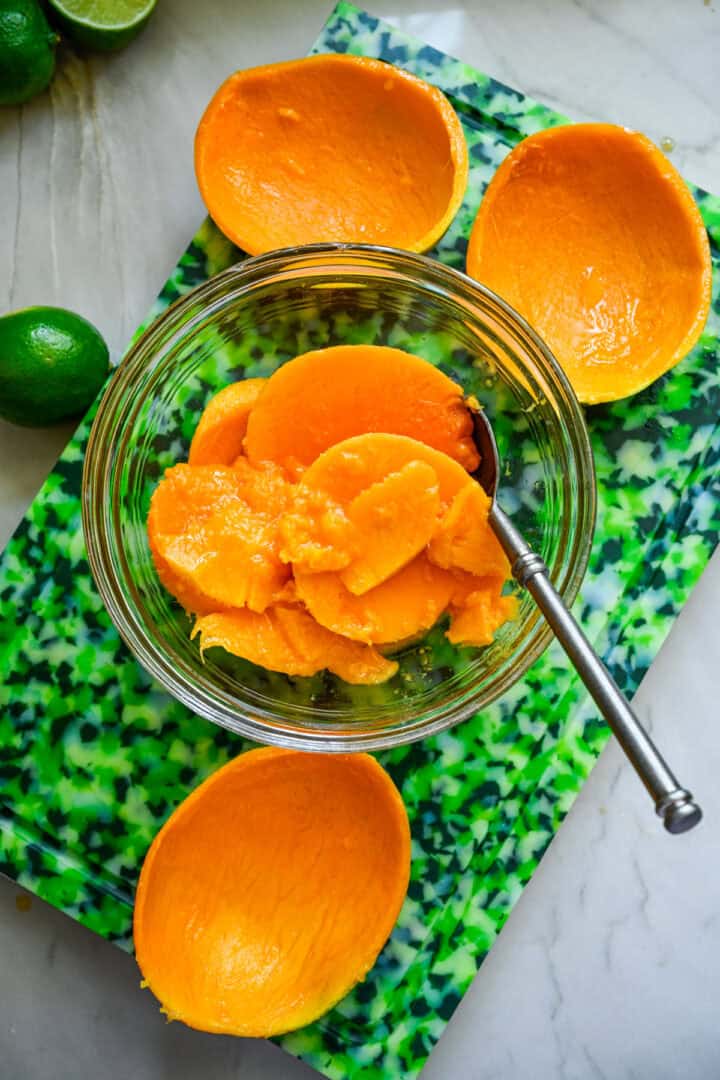 Vue aérienne de mangue dans un bol en verre.