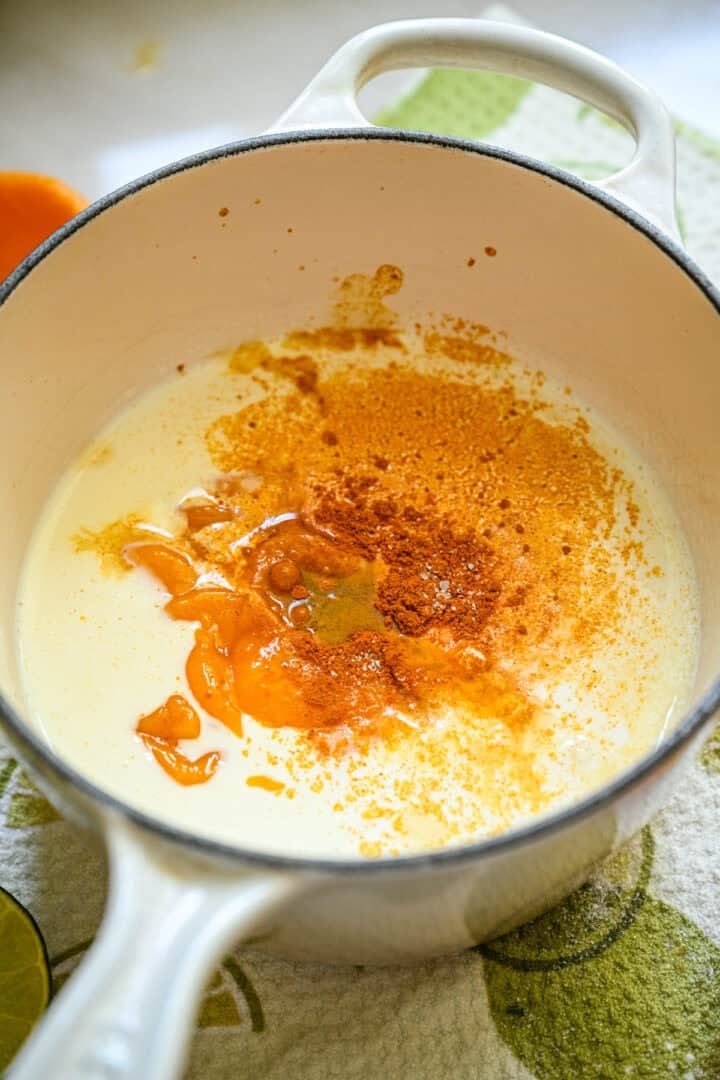 La mangue possède les ingrédients dans une casserole.