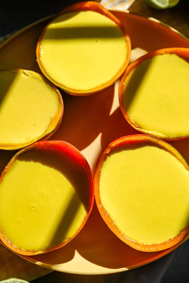 Vue aérienne des possets de mangue sur une assiette.