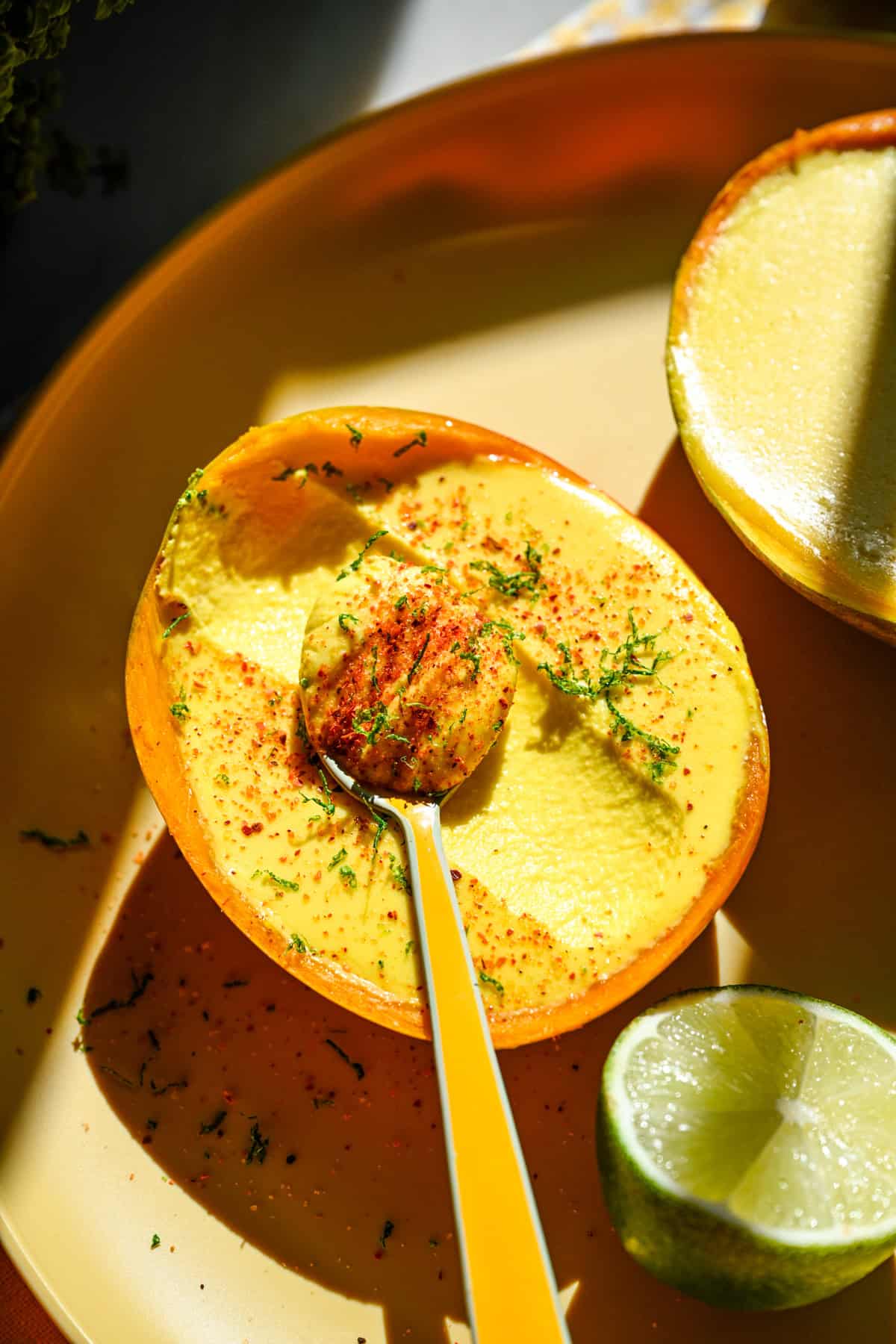 Vue aérienne du posset de mangue avec tajin et zeste de citron vert.
