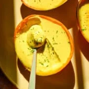 Vue aérienne du posset de mangue avec une cuillère retirée.