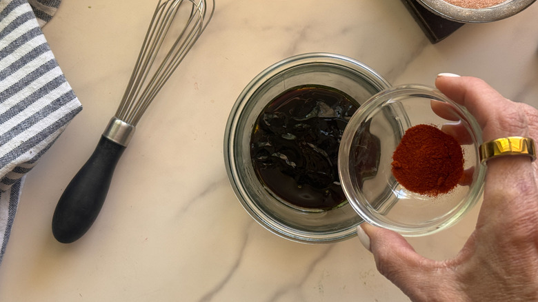 main, ajouter des épices à la marinade