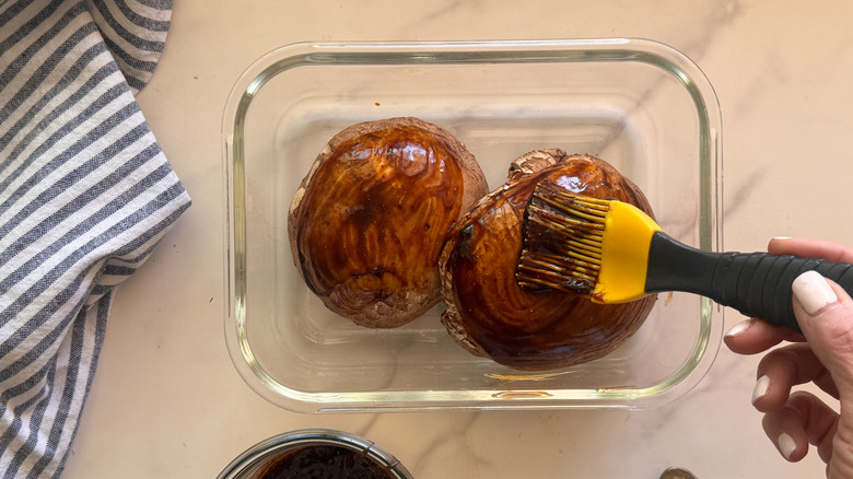 brosser les bouchons à la main avec la marinade