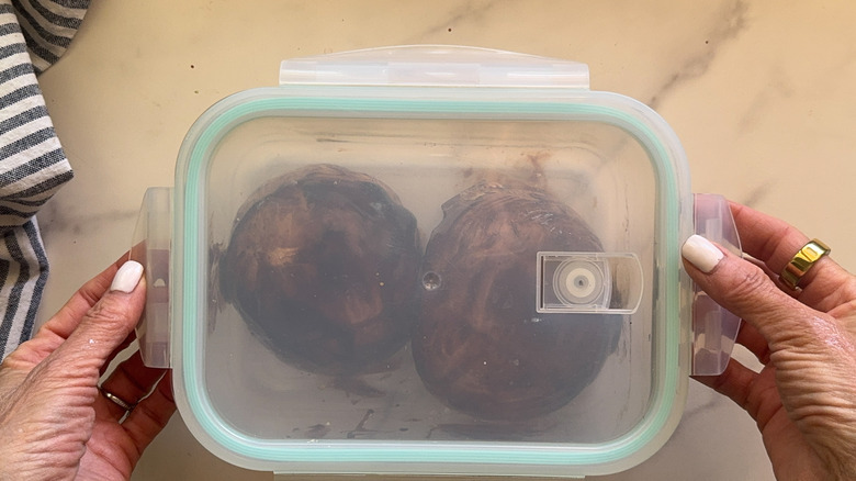 mains couvrant le récipient avec des champignons