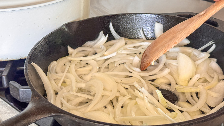 oignons dans la poêle