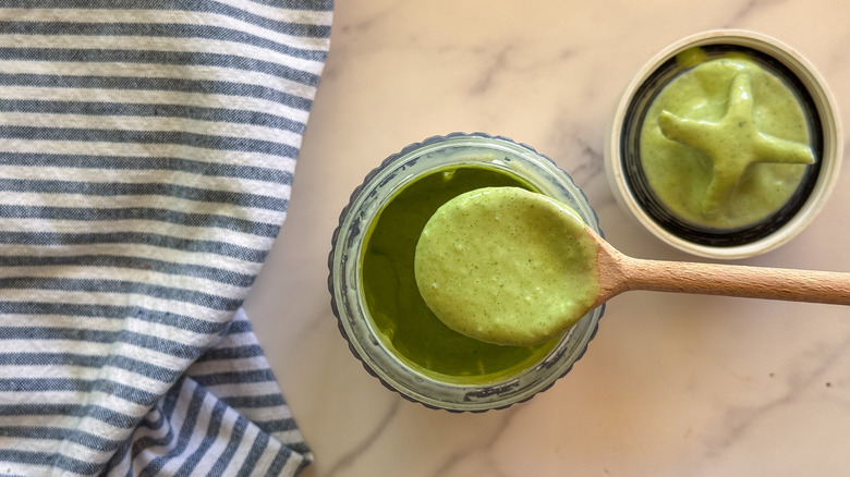cuillerée de sauce verte mélangée