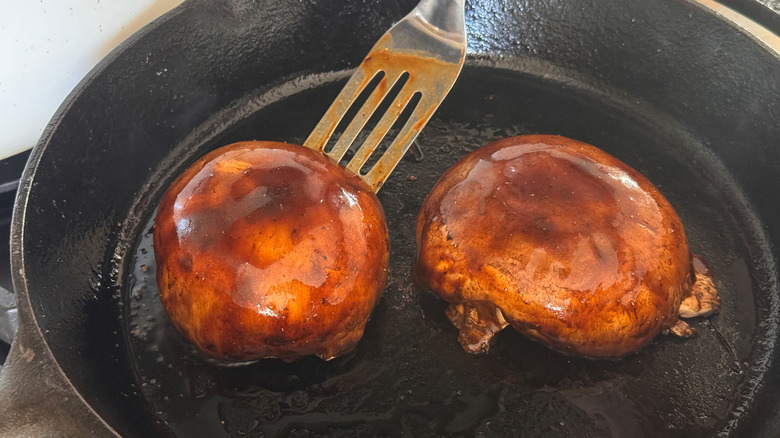 retourner les champignons à la main dans une poêle
