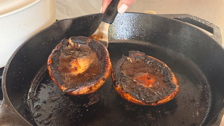 dessous des champignons dans la poêle