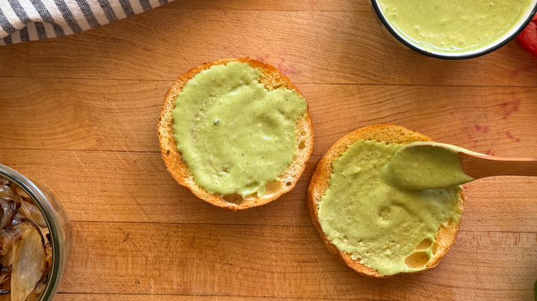cuillère pour ajouter la sauce au pain