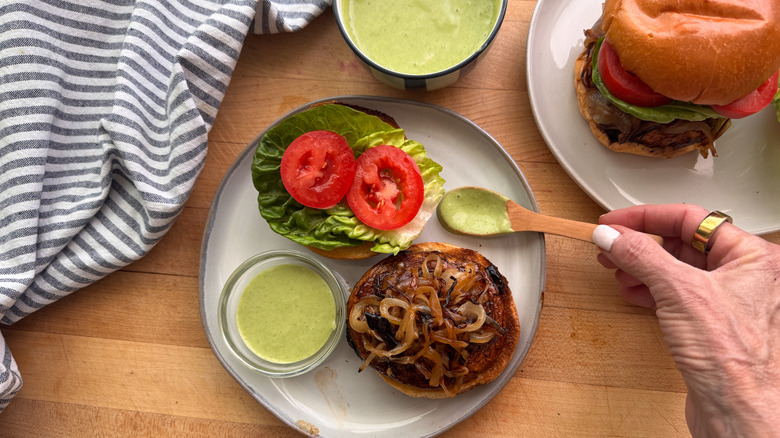Burger aux champignons portobello ouvert et sauce verte sur assiette