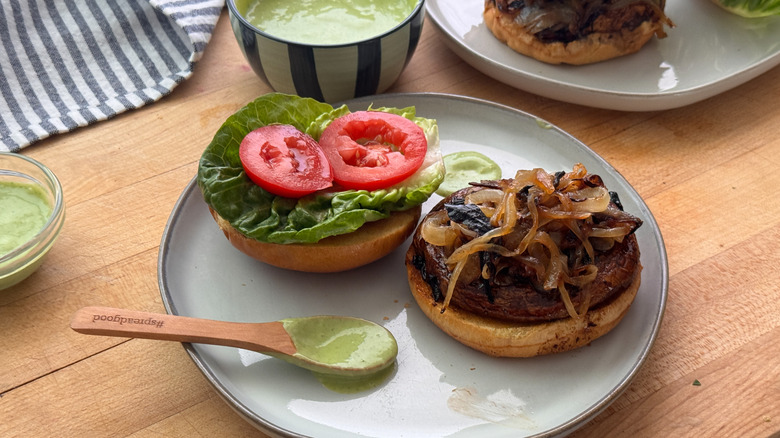 Burger aux champignons portobello à face ouverte sur assiette