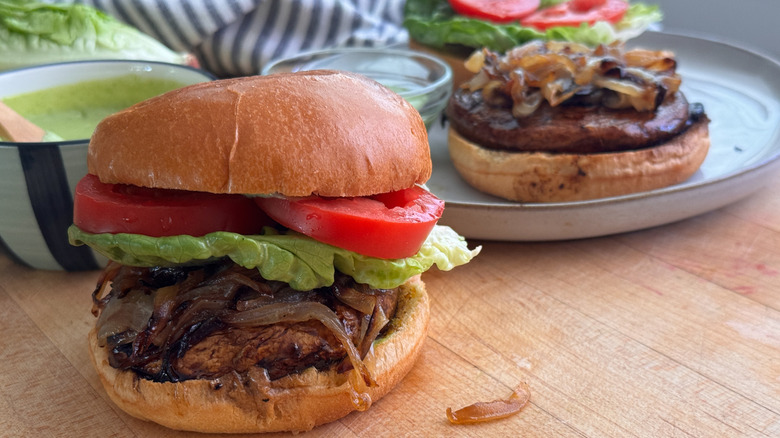 gros plan d'un hamburger aux champignons portobello