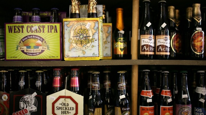 Bières artisanales en bouteille sur une étagère de magasin.