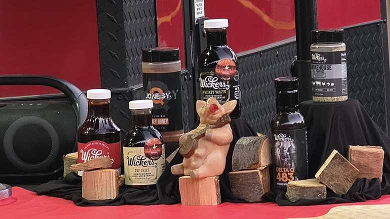 Divers produits de barbecue Wicker's, y compris son arrosage et sa marinade originales, ses arrosages et marinades haut de gamme Top Shelf et Whiskey Wagyu, la sauce DeltaQ 483 et ses assaisonnements, sont posés sur une table lors de la 3e tournée annuelle des champions de Wicker's, à Cleveland, Mississippi.