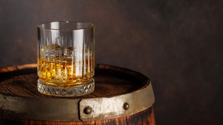 Verre de scotch sur un tonneau