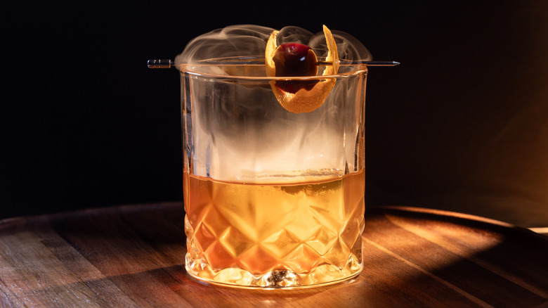 Cocktail à l'ancienne avec de la fumée